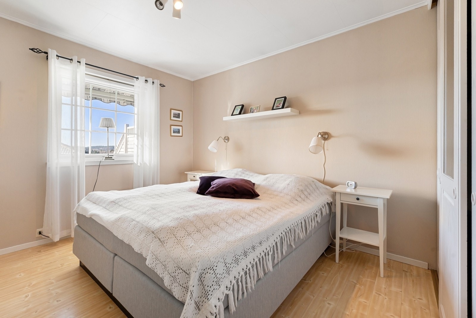 Hovedsoverommet har god plass til dobbeltseng og garderobeløsning. Galleribilde