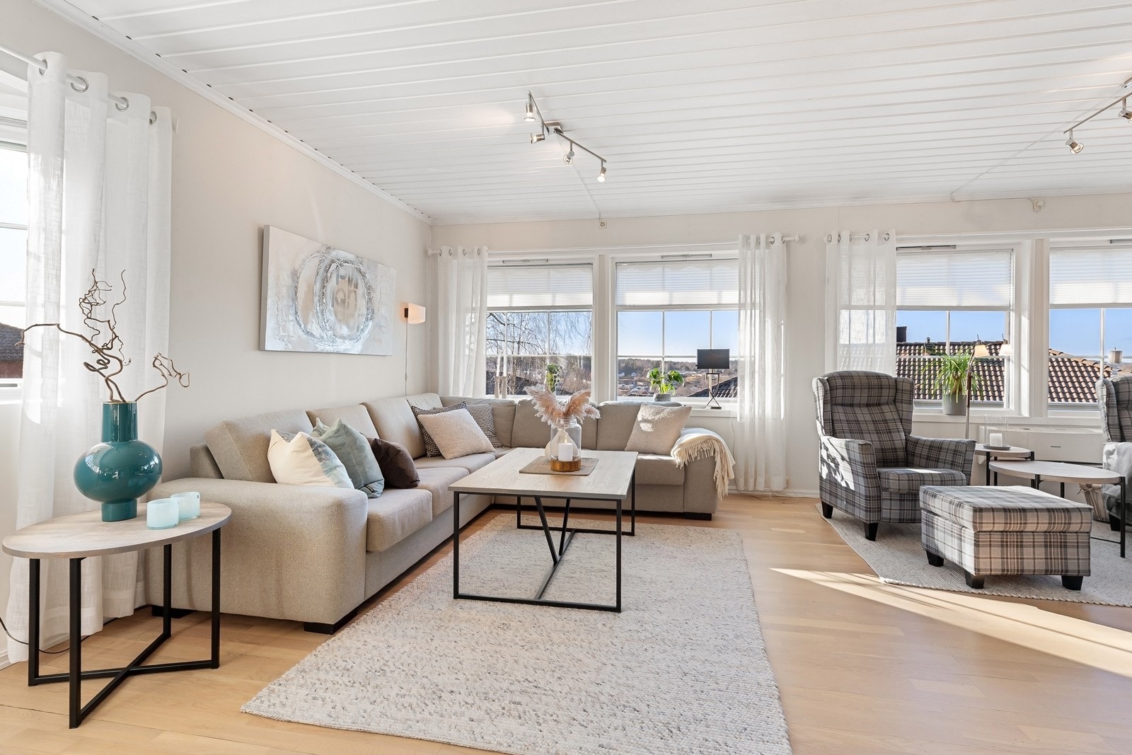 Stuen er et lyst og åpent rom med god plass til en romslig sofagruppe. Galleribilde