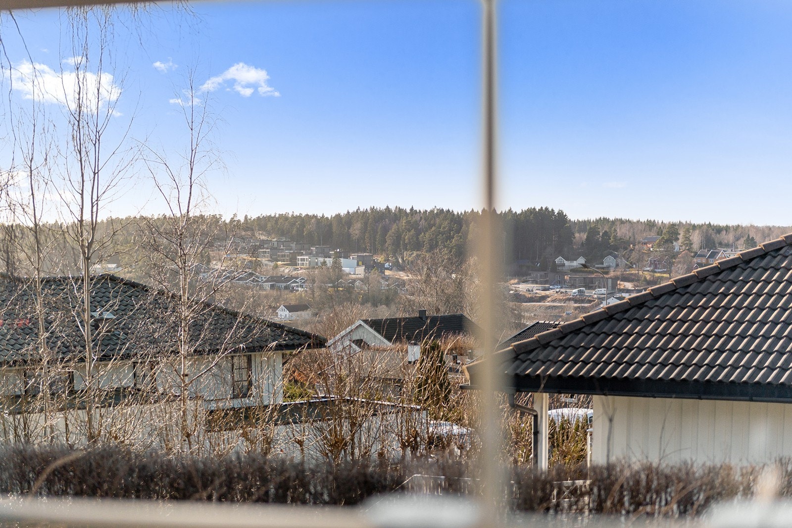 Fra stuen har man utsyn over det omkringliggende boligområdet. Galleribilde