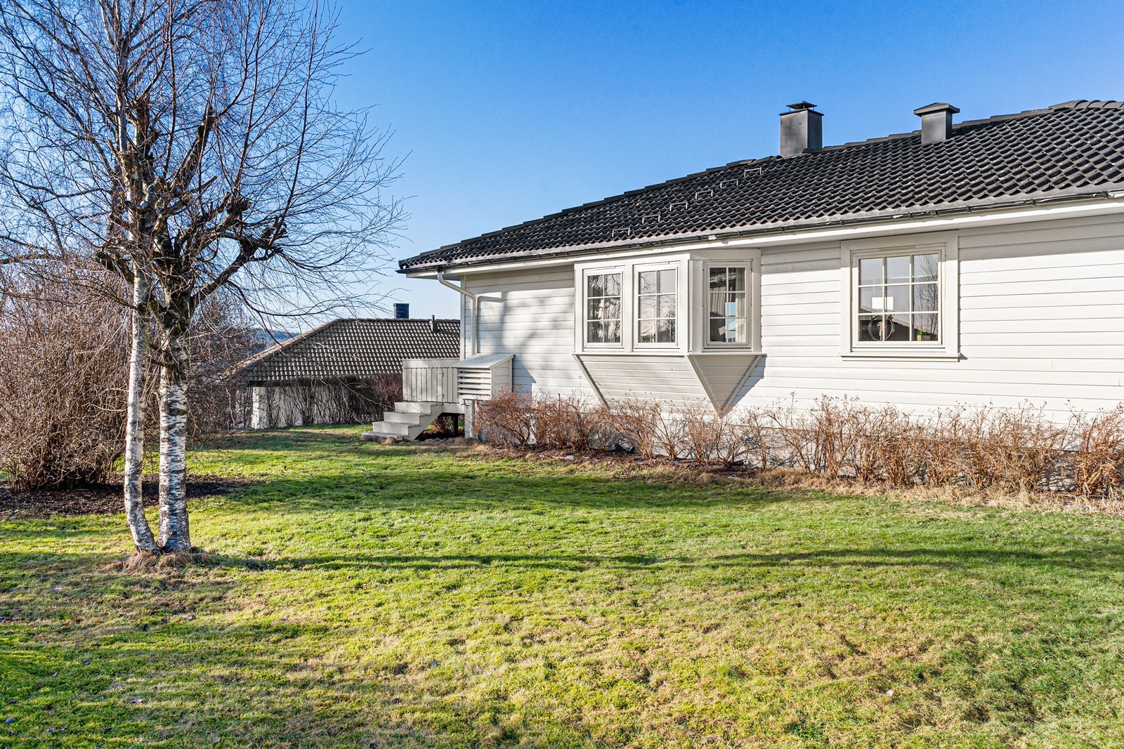 Tomten er pent opparbeidet med gressarealer som innbyr til lek og aktivitet. Galleribilde