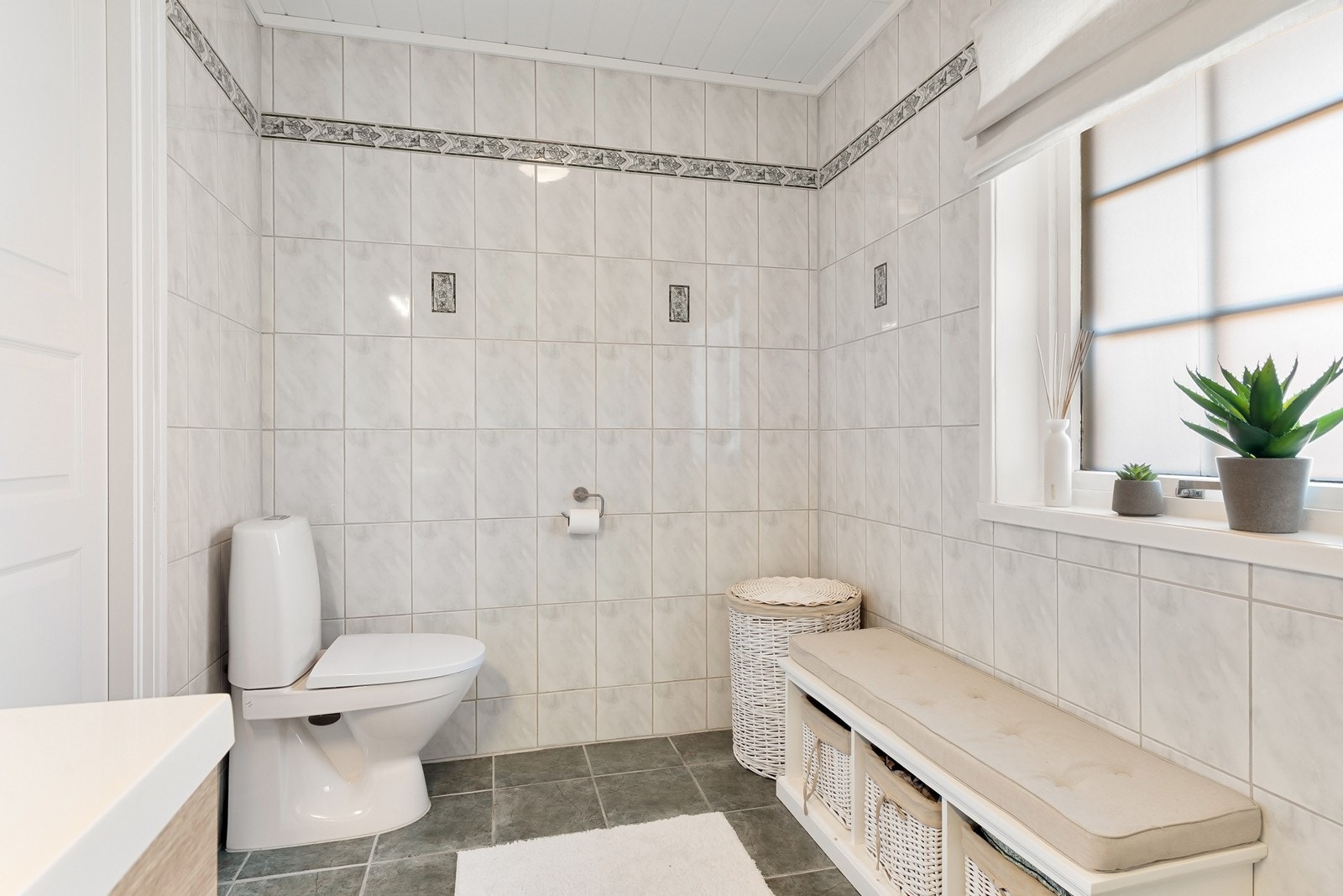 Her er det flislagte overflater på gulv og vegger, samt behagelig gulvvarme. Galleribilde