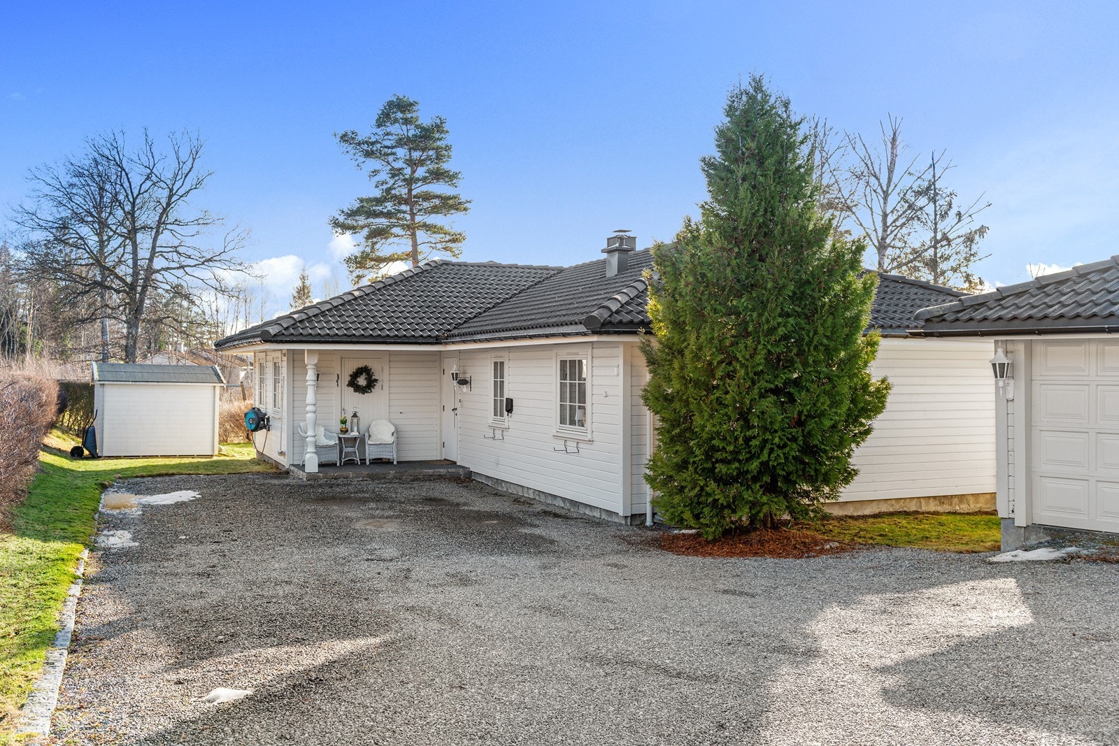 Gruslagt innkjørsel med god plass til parkering foran boligen og garasjen. Galleribilde