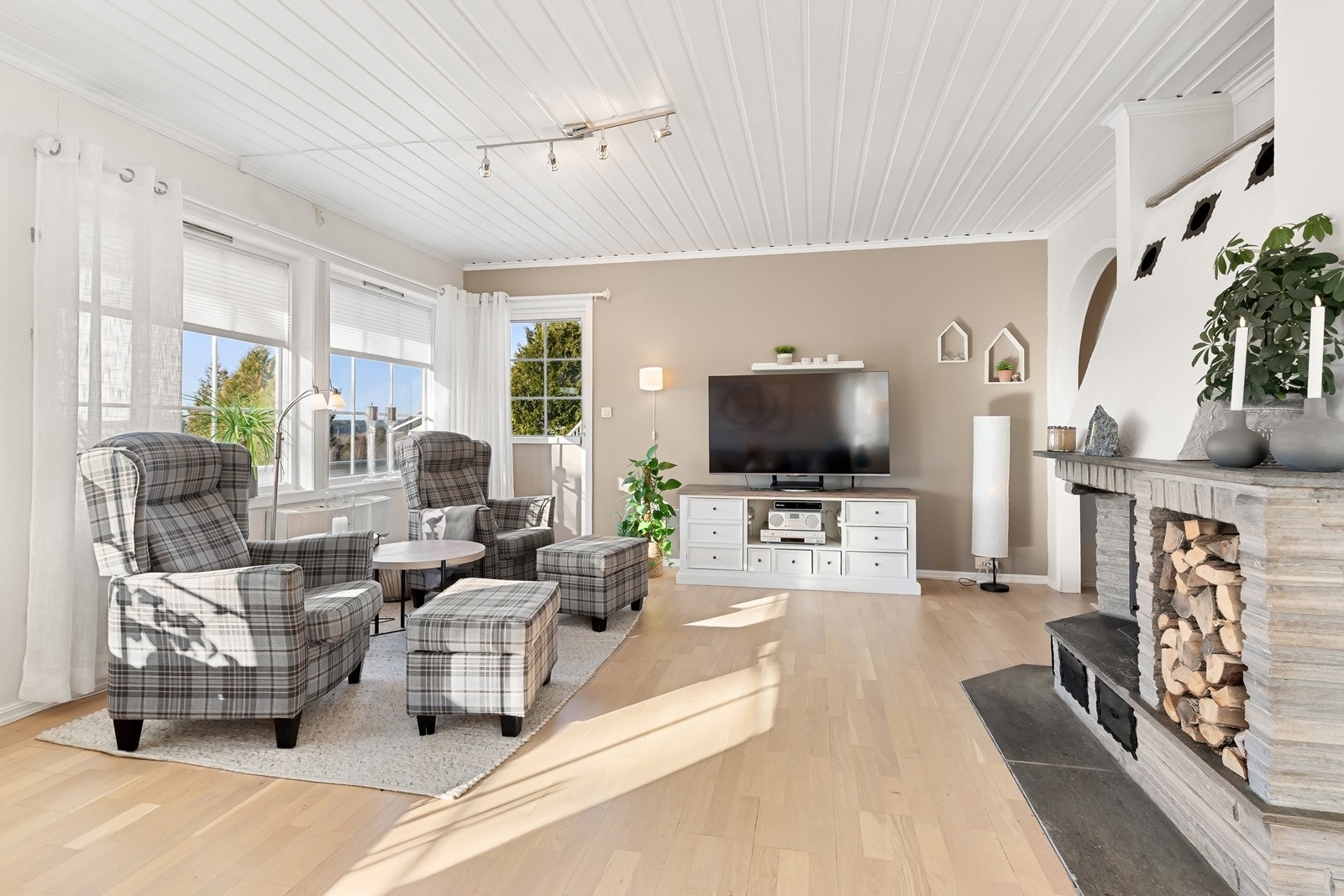 En effektiv luft-til-luft varmepumpe fra Panasonic er installert i stuen. Galleribilde