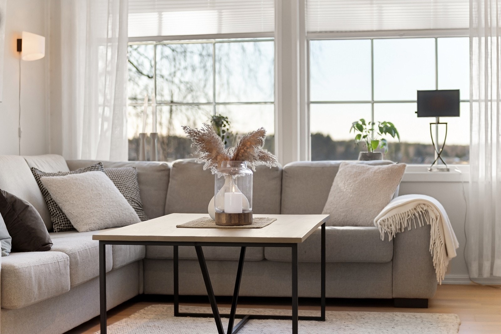 Vinduene er fra byggeåret og har 2-lags glass med malte karmer. Galleribilde