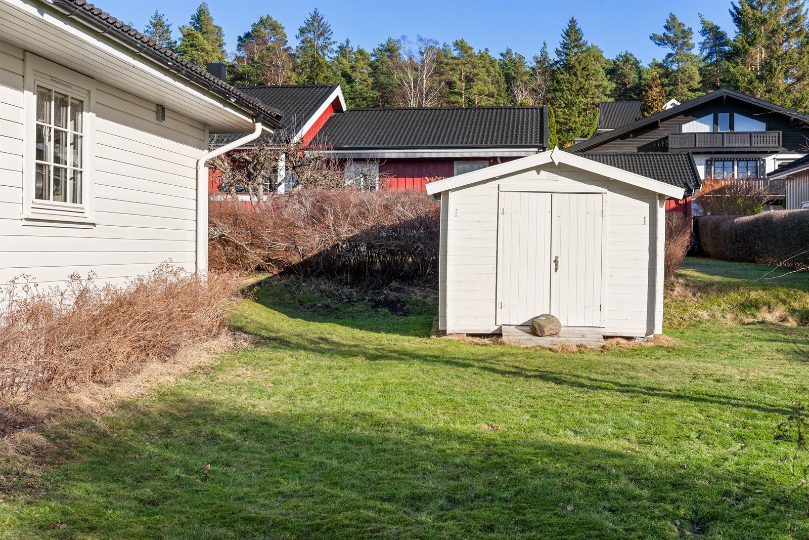 Eiendommen har også en praktisk utebod for oppbevaring av hageredskaper. Galleribilde