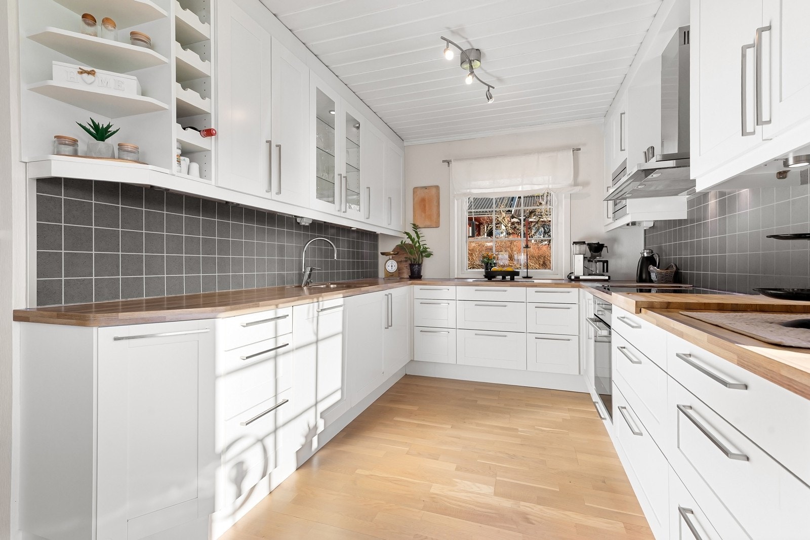 Kjøkkenet har laminert benkeplate med nedfelt vask og platetopp. Galleribilde