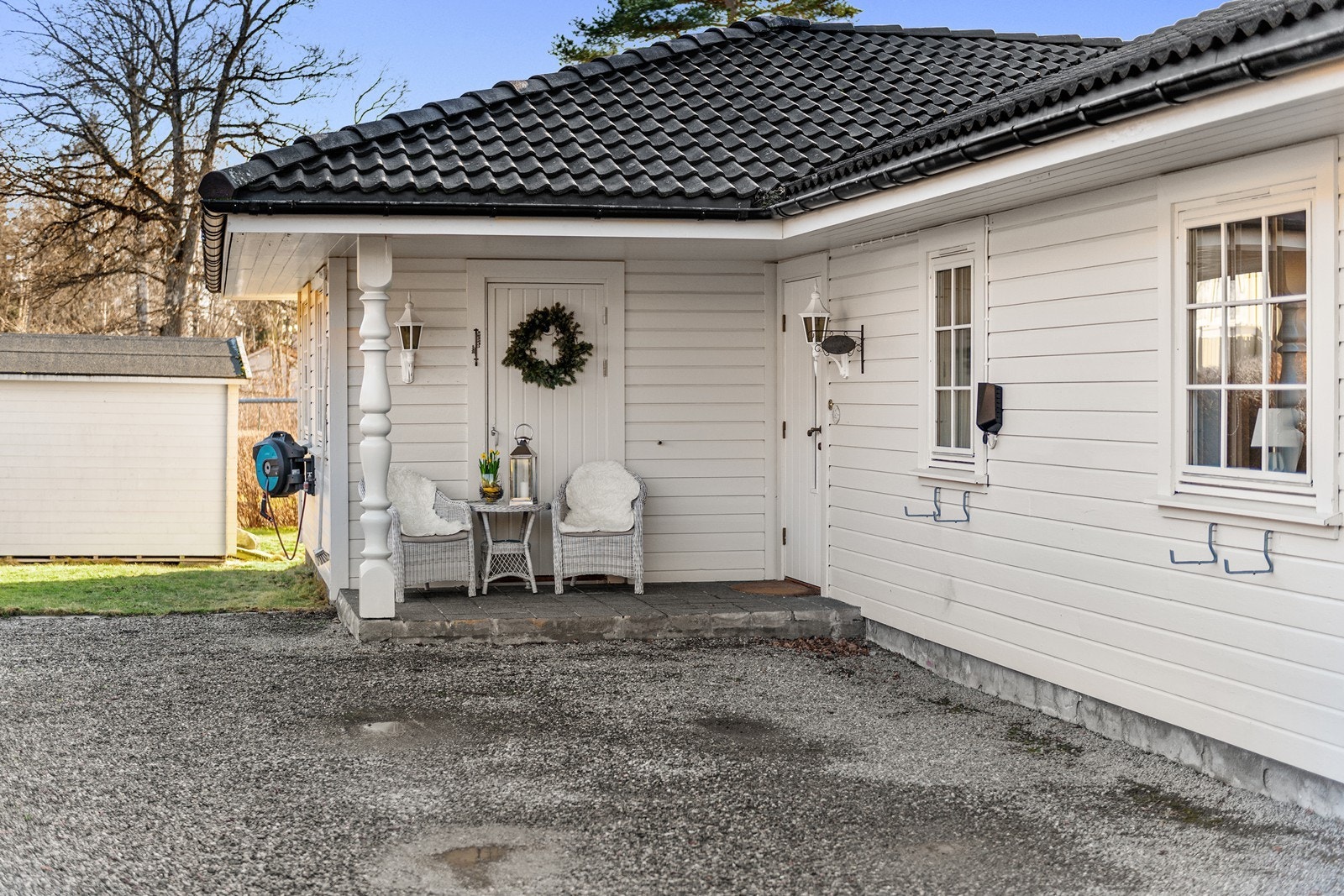 Et overbygd inngangsparti ønsker deg velkommen til boligen. Galleribilde