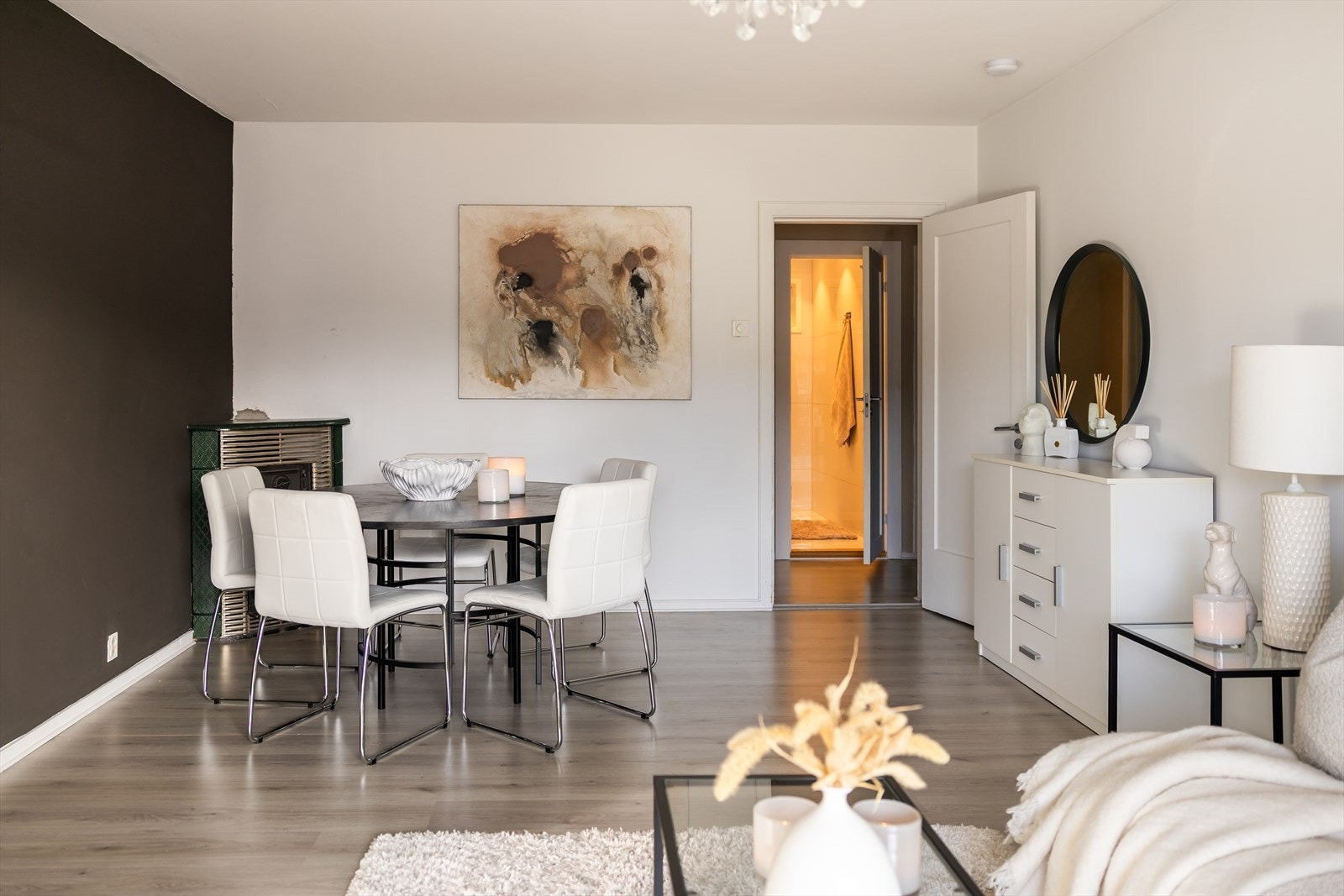 Digital lås på både inngangsdør og dør inn til leiligheten ble montert i 2024, og det er mulig å åpne dørene med mobilen via appen Unlock. Galleribilde