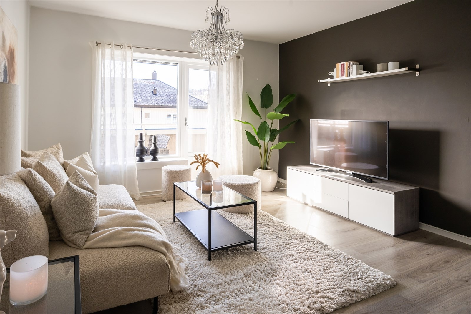 Lys og romslig stue på 21,5 m² med flere møbleringsmuligheter. Galleribilde