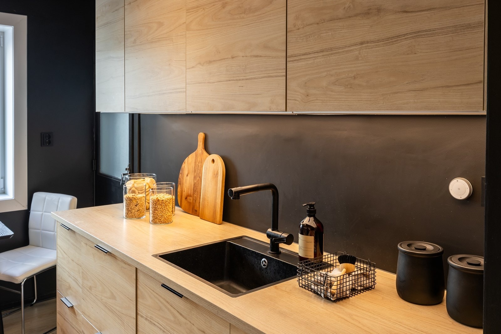 Kjøkkenet har integrerte hvitevarer som stekeovn, platetopp, oppvaskmaskin og kombinert kjøl- og fryseskap som medfølger handelen. Galleribilde