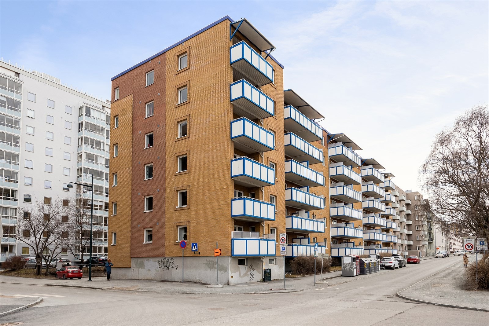 Leiligheten disponerer tre boder for praktisk oppbevaring. Galleribilde