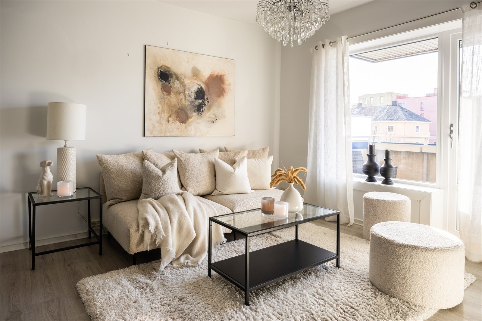 Leiligheten har en sentral beliggenhet med kort vei til NTNU Gløshaugen, NTNU Helgasetr, St. Olavs hospital og NTNU Handelshøyskolen. Du får i tillegg Finalebanen som nabo. Heisen ble også oppgradert i 2024. Galleribilde