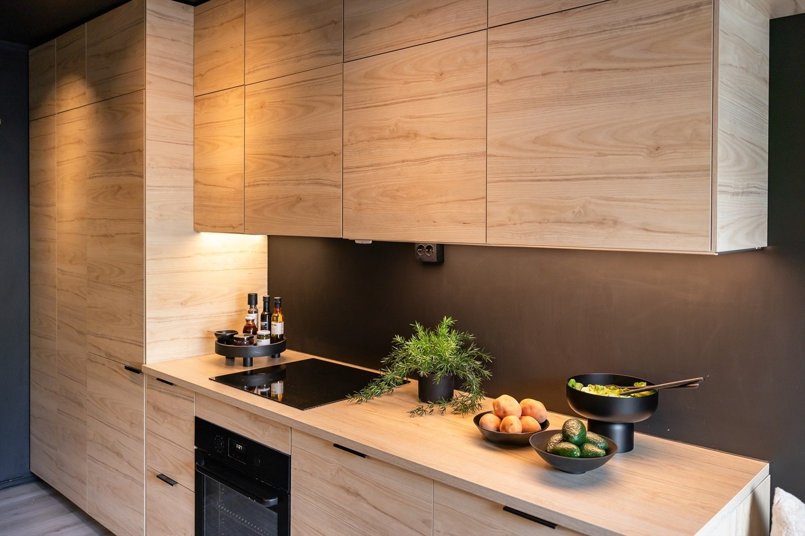 Kjøkkenet er separert fra stua, noe som skaper en praktisk soneinndeling. Her får du også mye skap- og benkeplass. Galleribilde