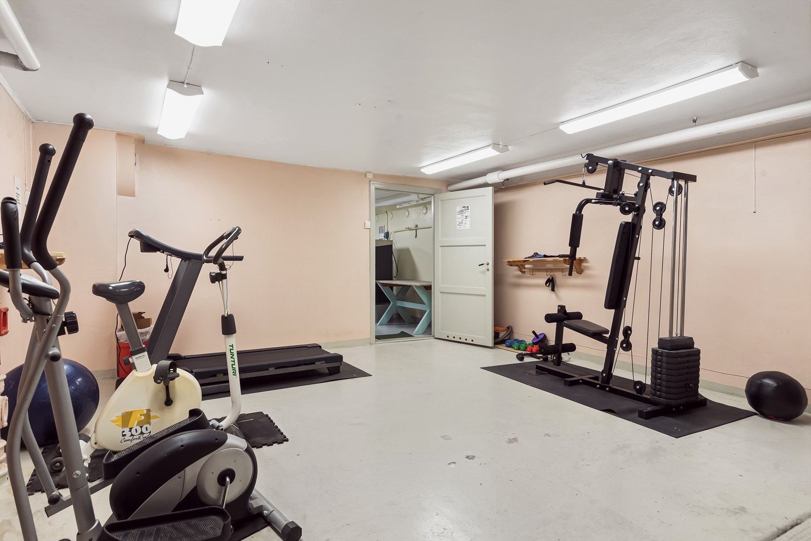 Borettslaget har et felles treningsrom i kjeller som kan brukes fritt av beboerne. Det er ca. ett minutts gange til både Coop Extra og Bunnpris. Galleribilde