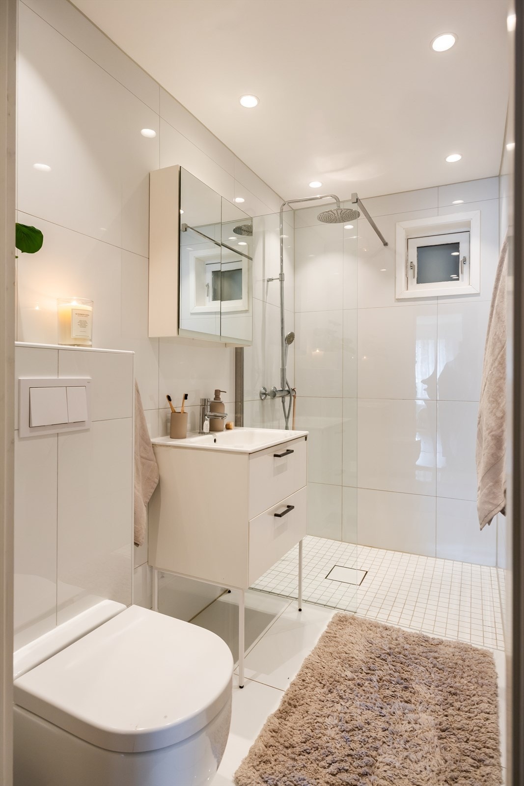 Badet er utstyrt med egghengt toalett, innredning med servant og dusjnisje med dusjgarnityr på vegg. Galleribilde