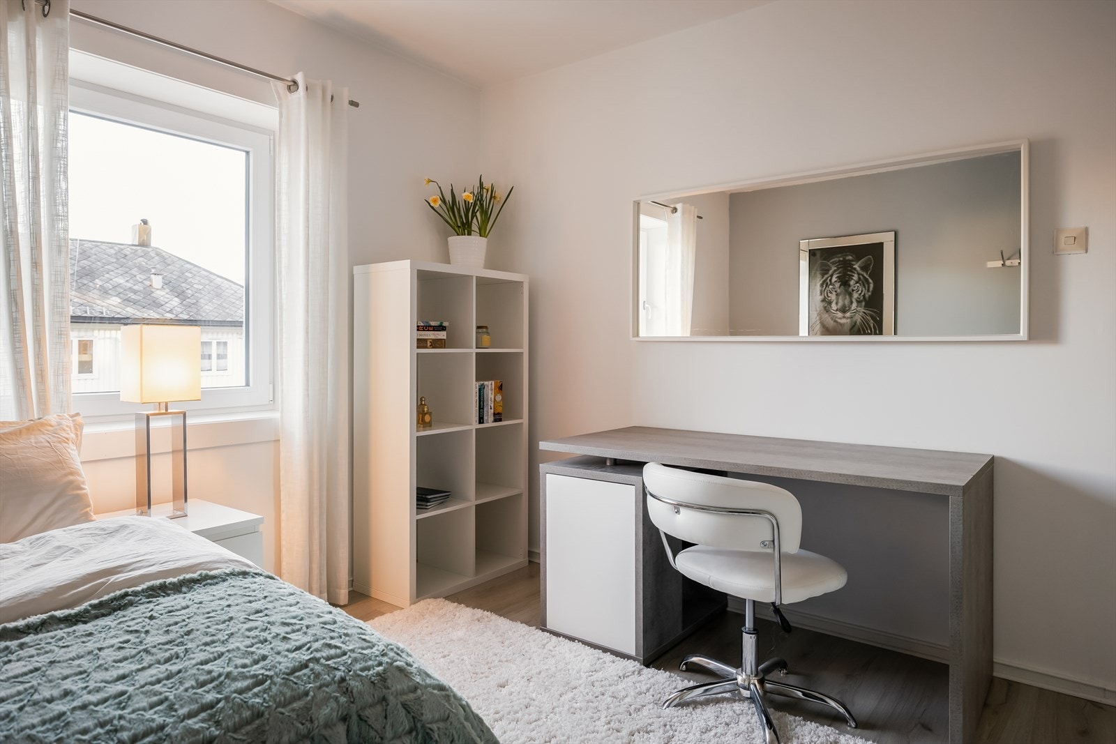 På soverommet er det god plass til ønsket sengestørrelse og skrivepult. Galleribilde