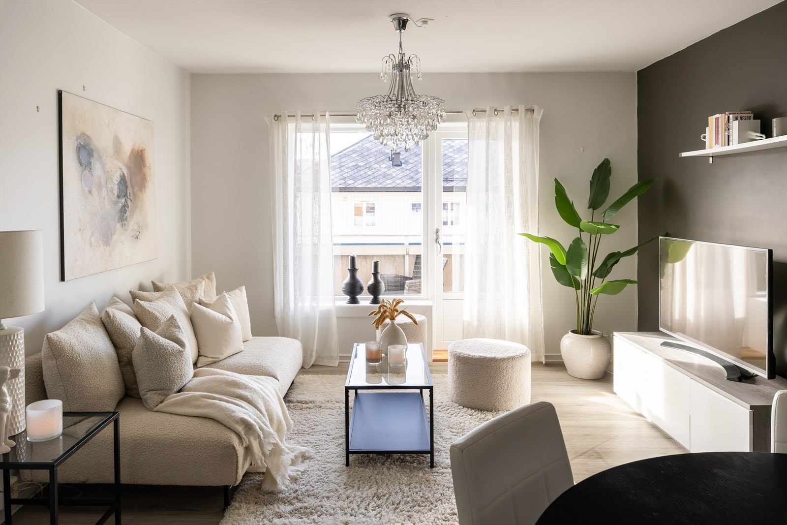 Velkommen til Udbyes gate 3D - En moderne og oppusset 3-roms leilighet med attraktiv beliggenhet på populære Elgeseter. Leiligheten er vesentlig oppusset i perioden 2017-2023. Galleribilde