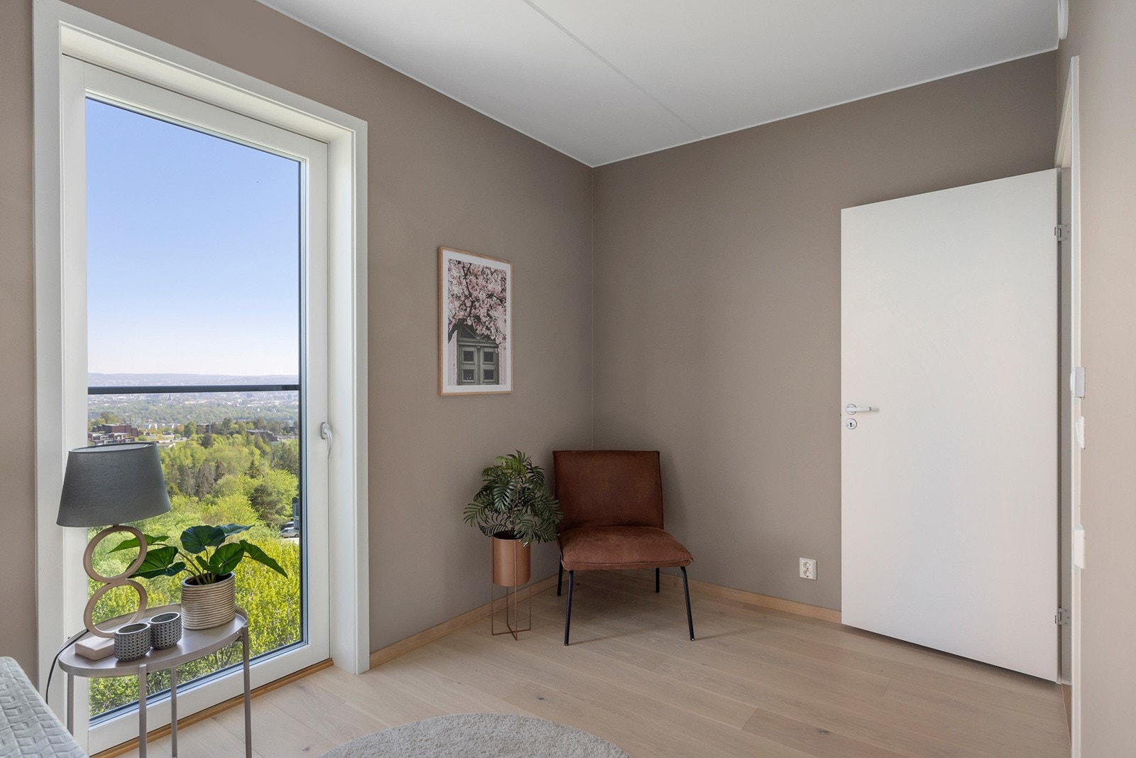 Stor vindusflate som gir godt med naturlig lys. Galleribilde