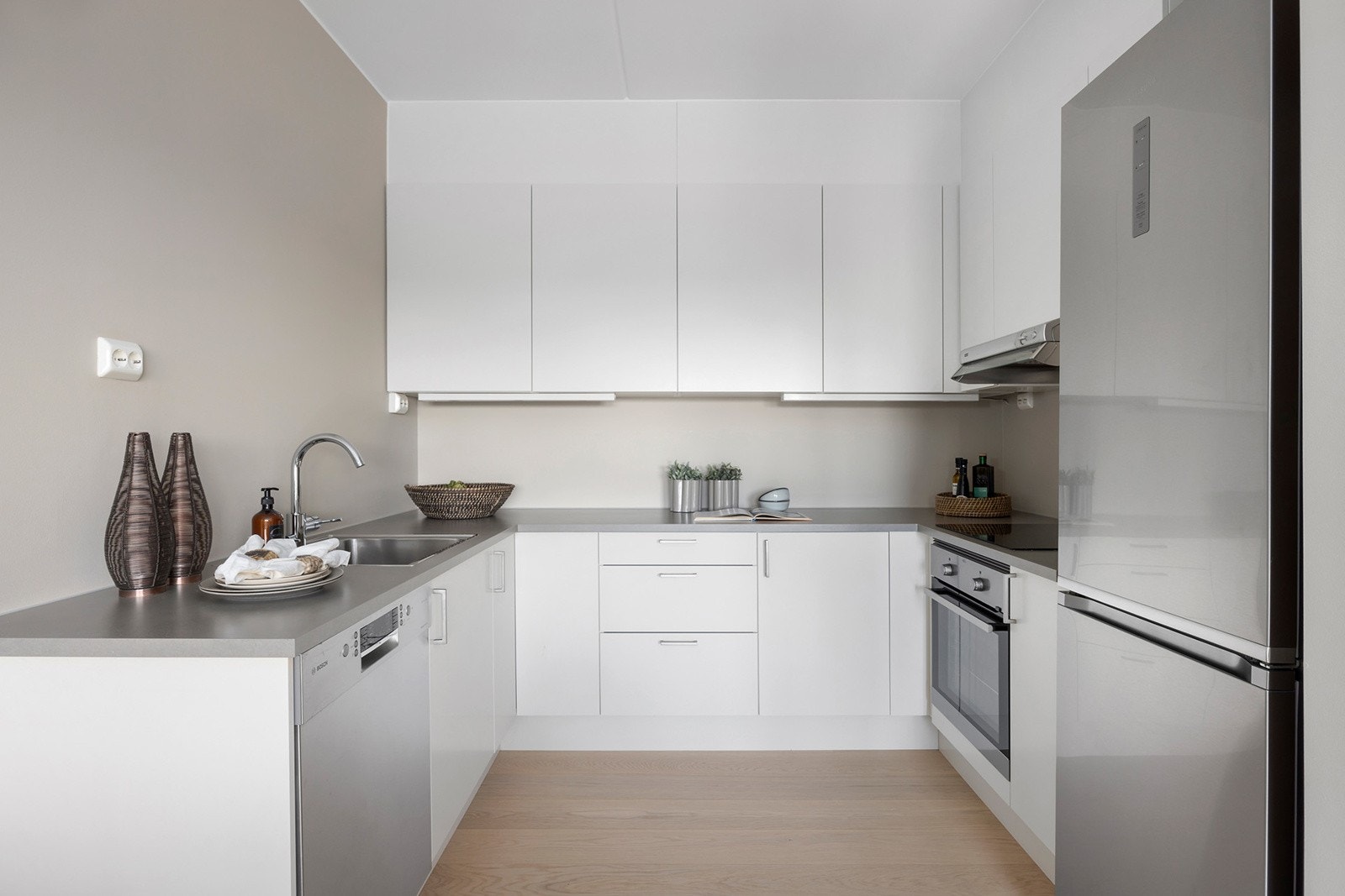 God plass til oppbevaring i skap -og skuffer. Alle hvitevarer medfølger. Galleribilde