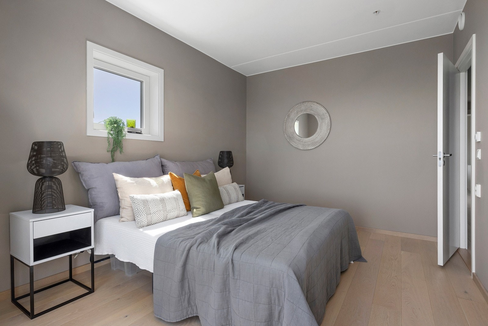 Hele leiligeten er malt i delikate farger i April 2025. Galleribilde