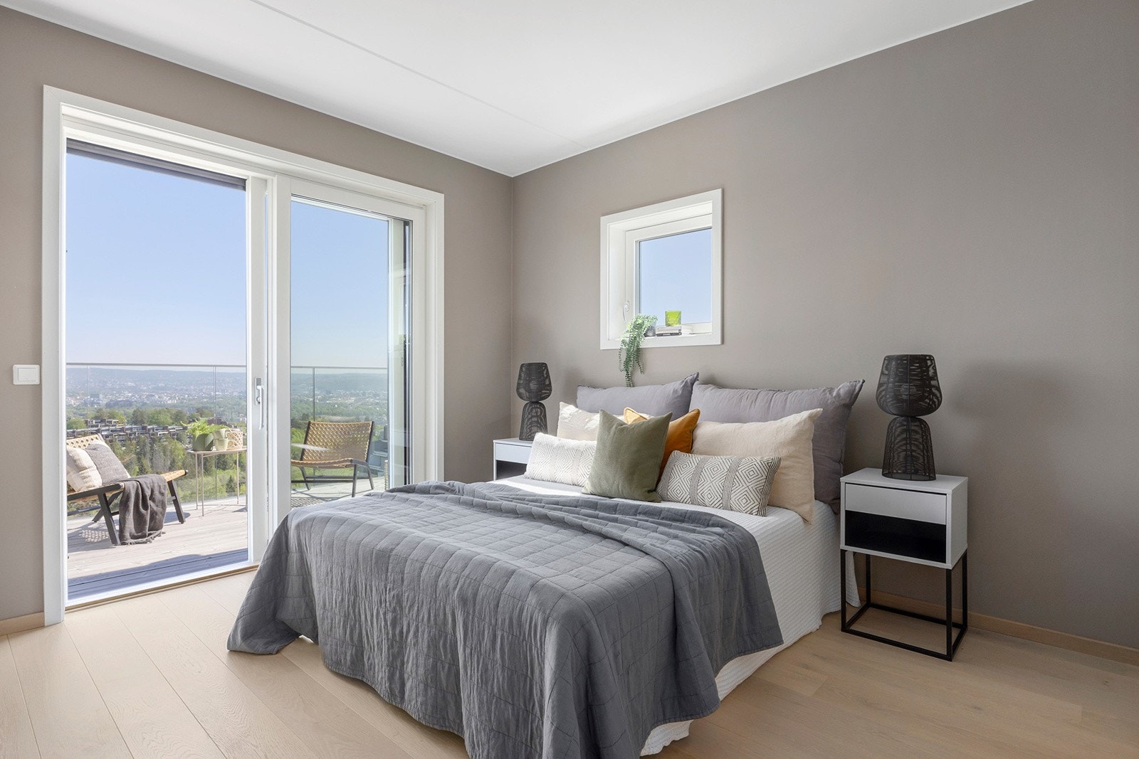 Romslig hovedsoverom med god plass til dobbeltseng, nattbord og garderobeløsning. Store vindusflater som gir godt med naturlig lys. Galleribilde