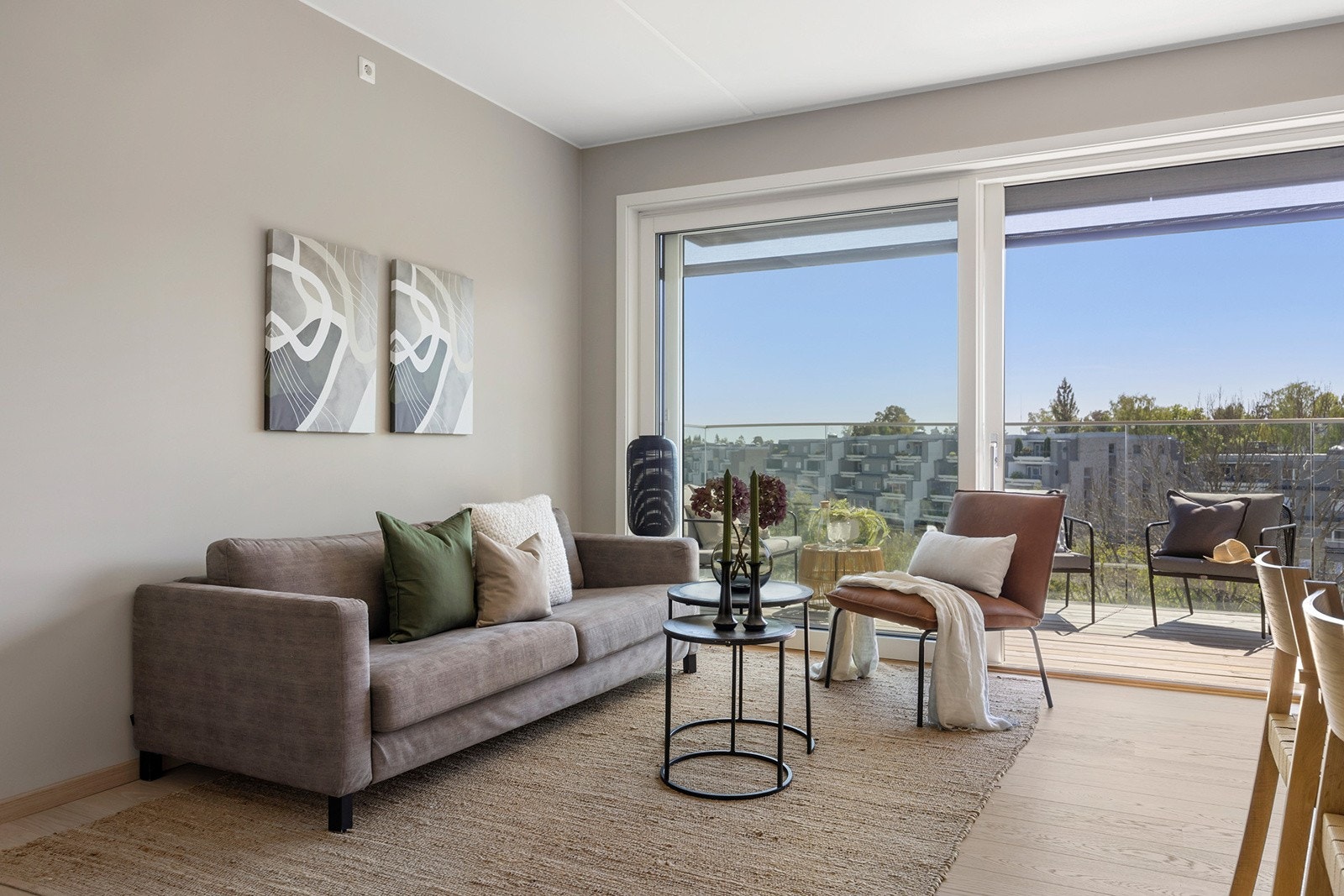 Romslig stue med god plass til sofa, mediebenk og spisebord. Galleribilde