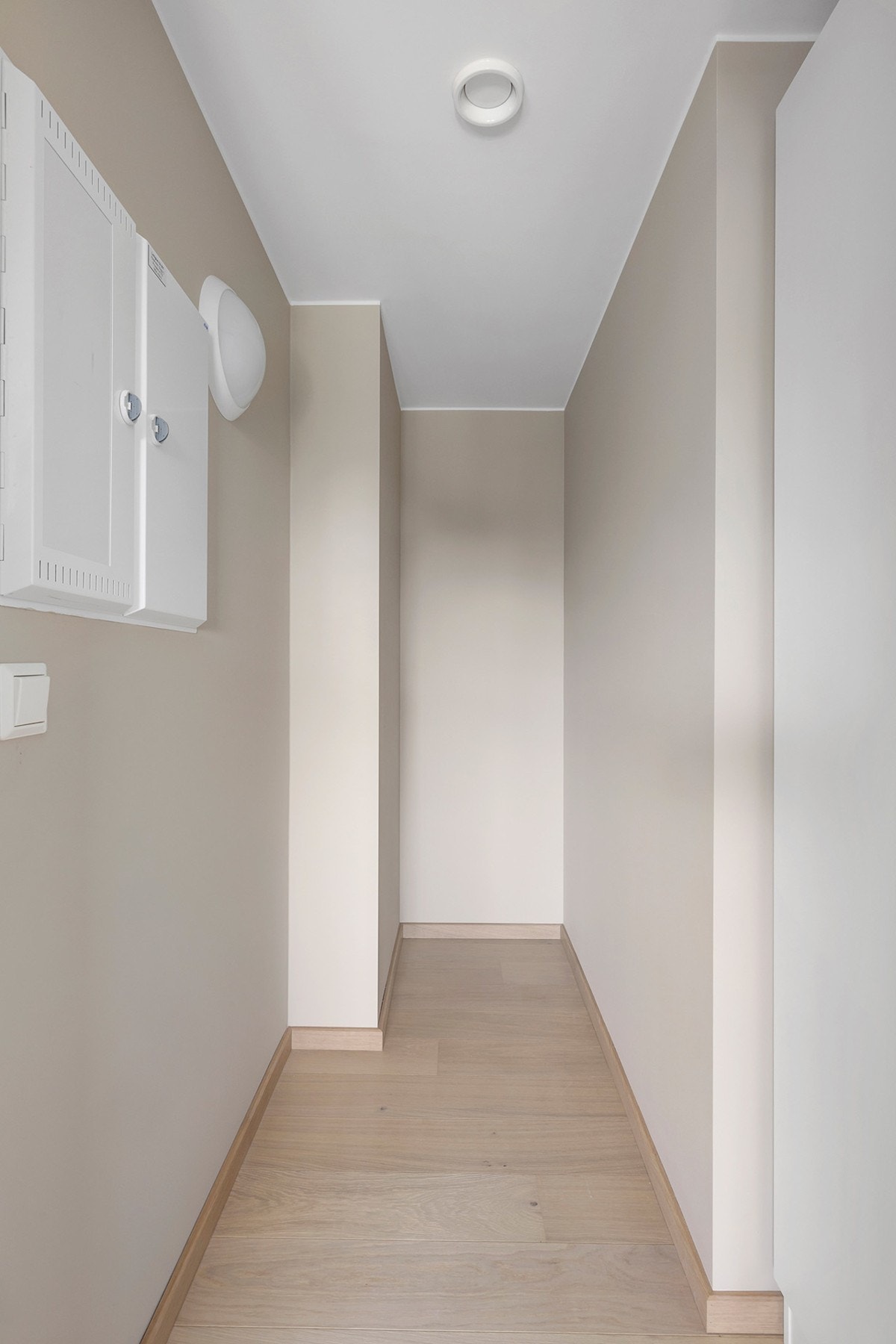 Innvendig bod tilknyttet stue/kjøkken med god plass for oppbevaring. Galleribilde