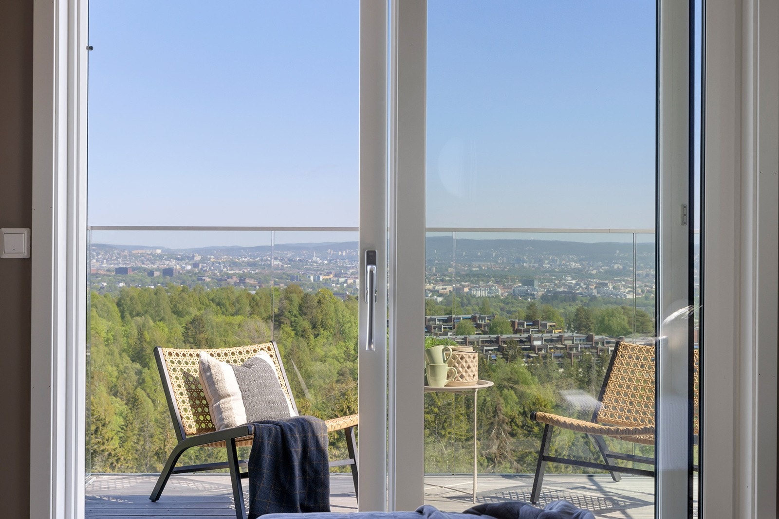 Utgang til østvendt balkong med en fantastisk utsikt over oslo og fjorden. Galleribilde