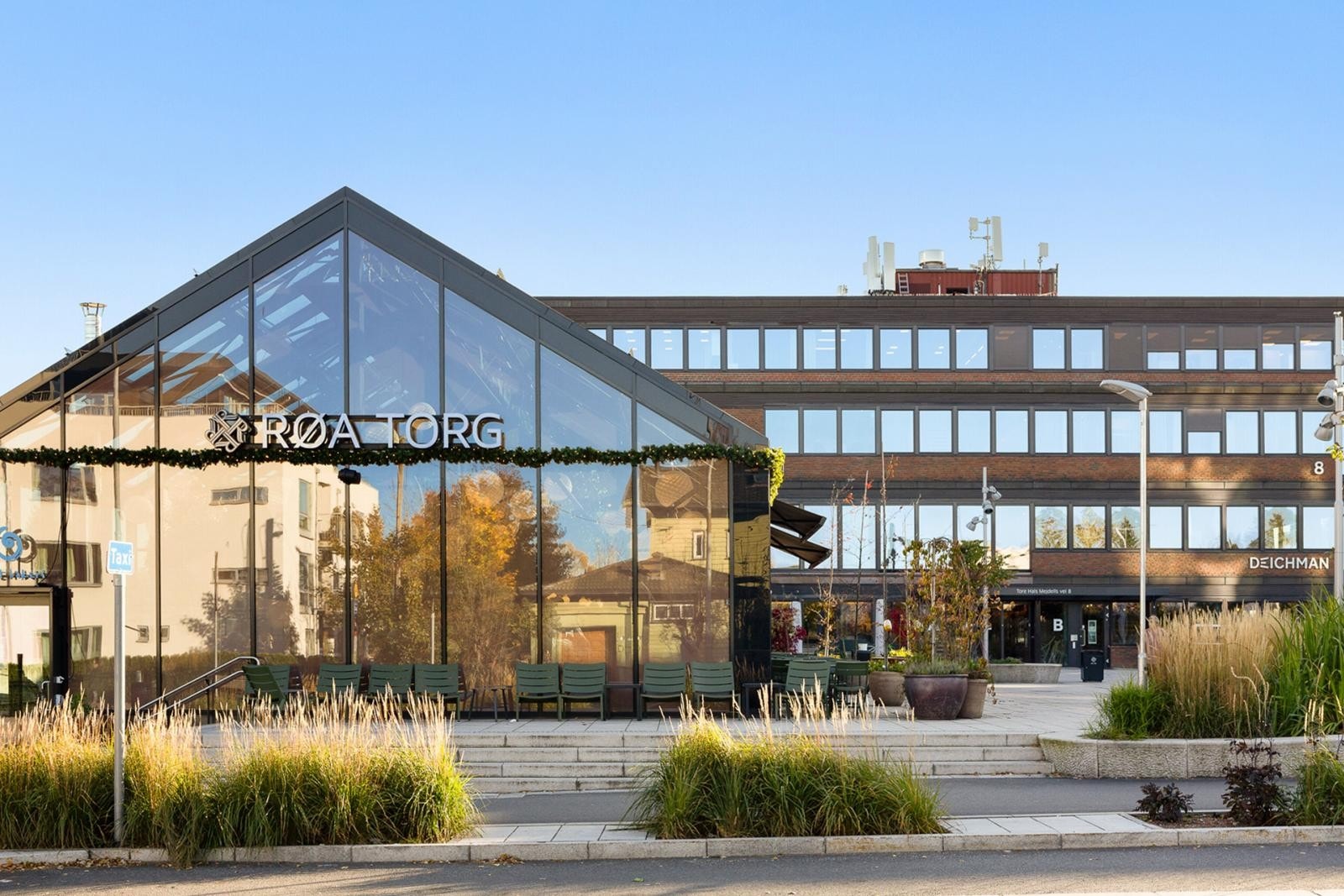 Røa torg med en rekke servicetilbud Galleribilde