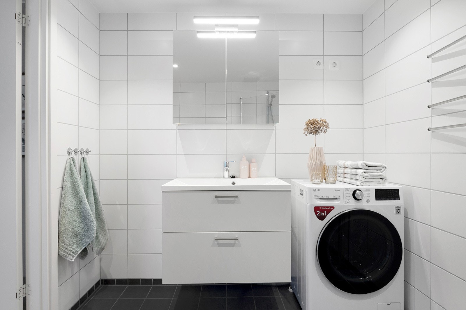 Enkel servant med skuffer, speil med belysning, inn -og utadslående dusjdører. Vaskemaskin medfølger. Galleribilde