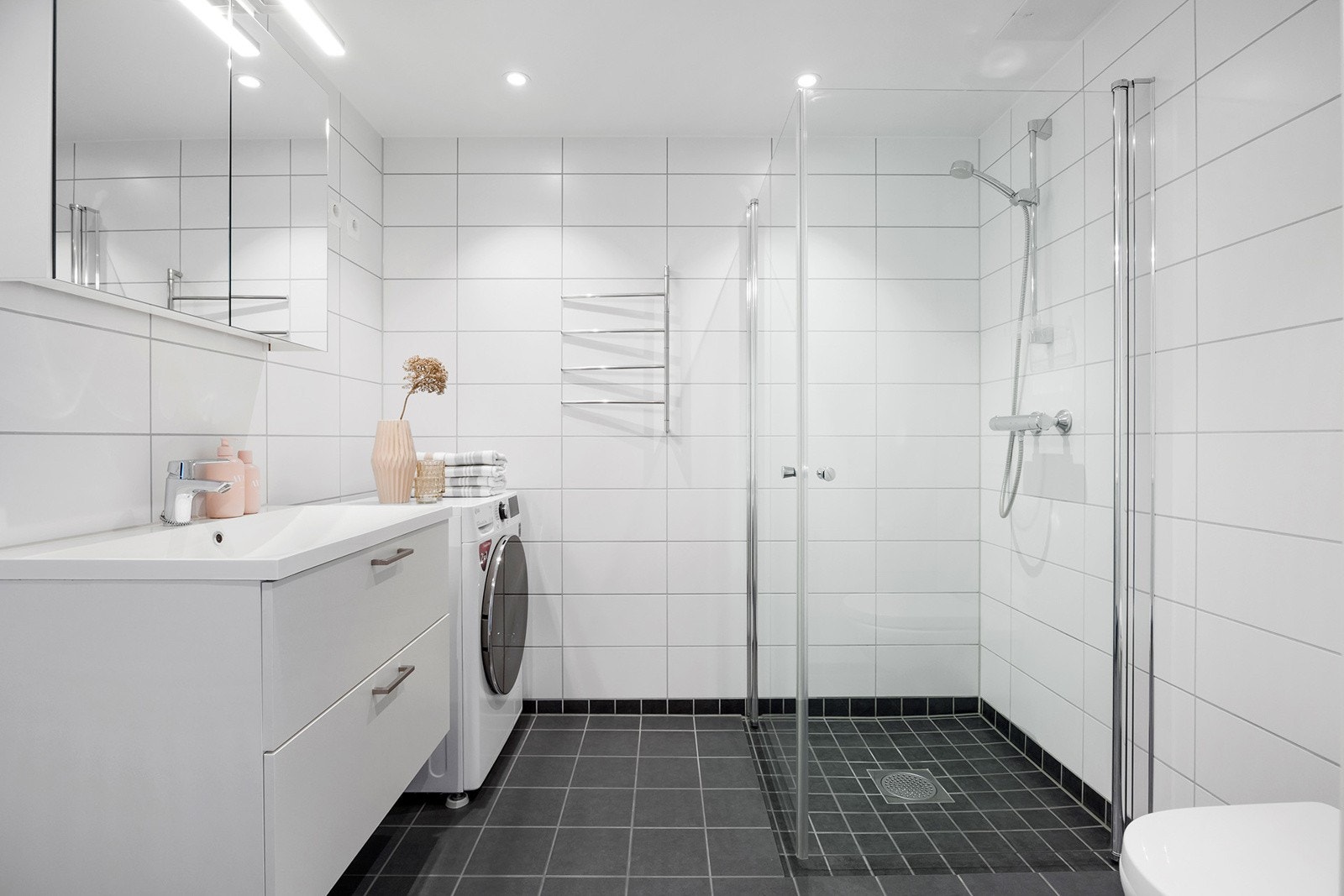 Pent helfliset bad med varme i gulv og downlights i himling. Galleribilde