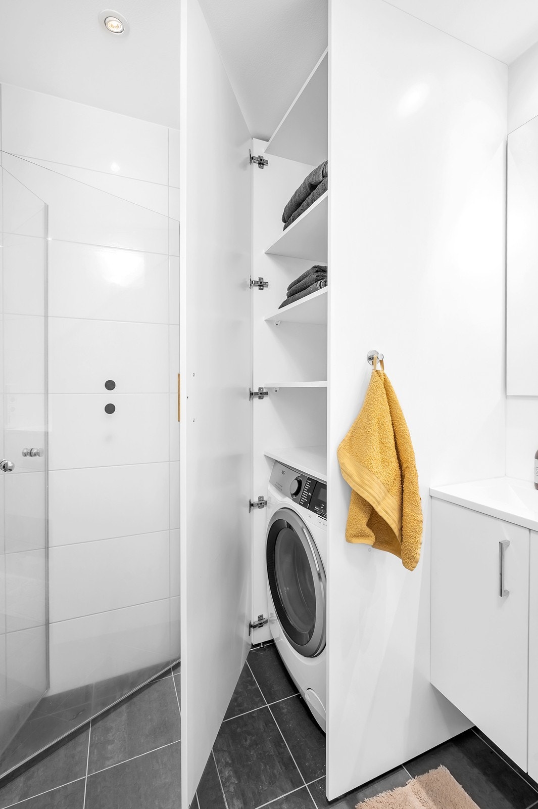 Praktisk skap. Kombi vaskemaskin/tørketrommel følger med i salget. Galleribilde