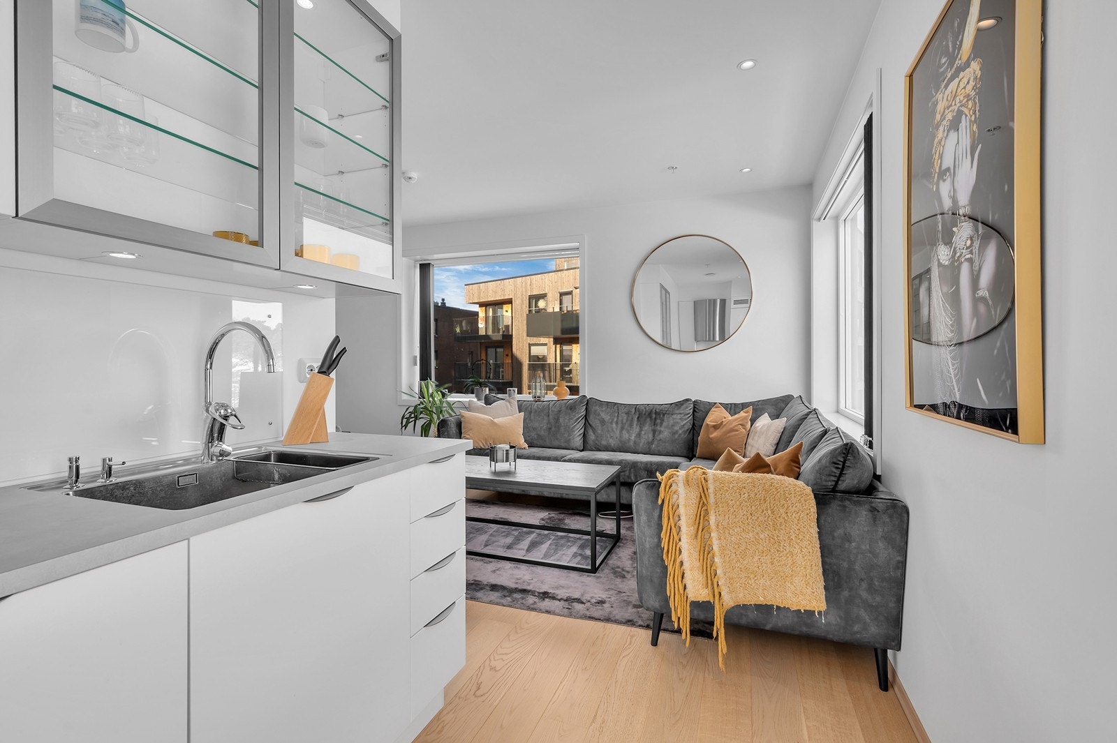 Leiligheten er påkostet med spotter i tak og Strai kjøkkenet er oppgradert med flere overskap og spotter. Galleribilde