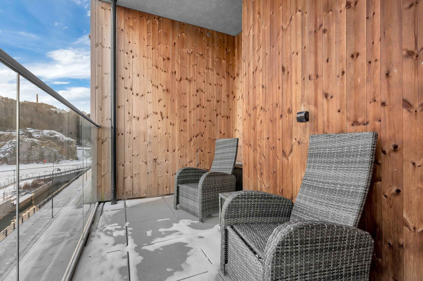 Romslig balkong med formiddagssol. Galleribilde