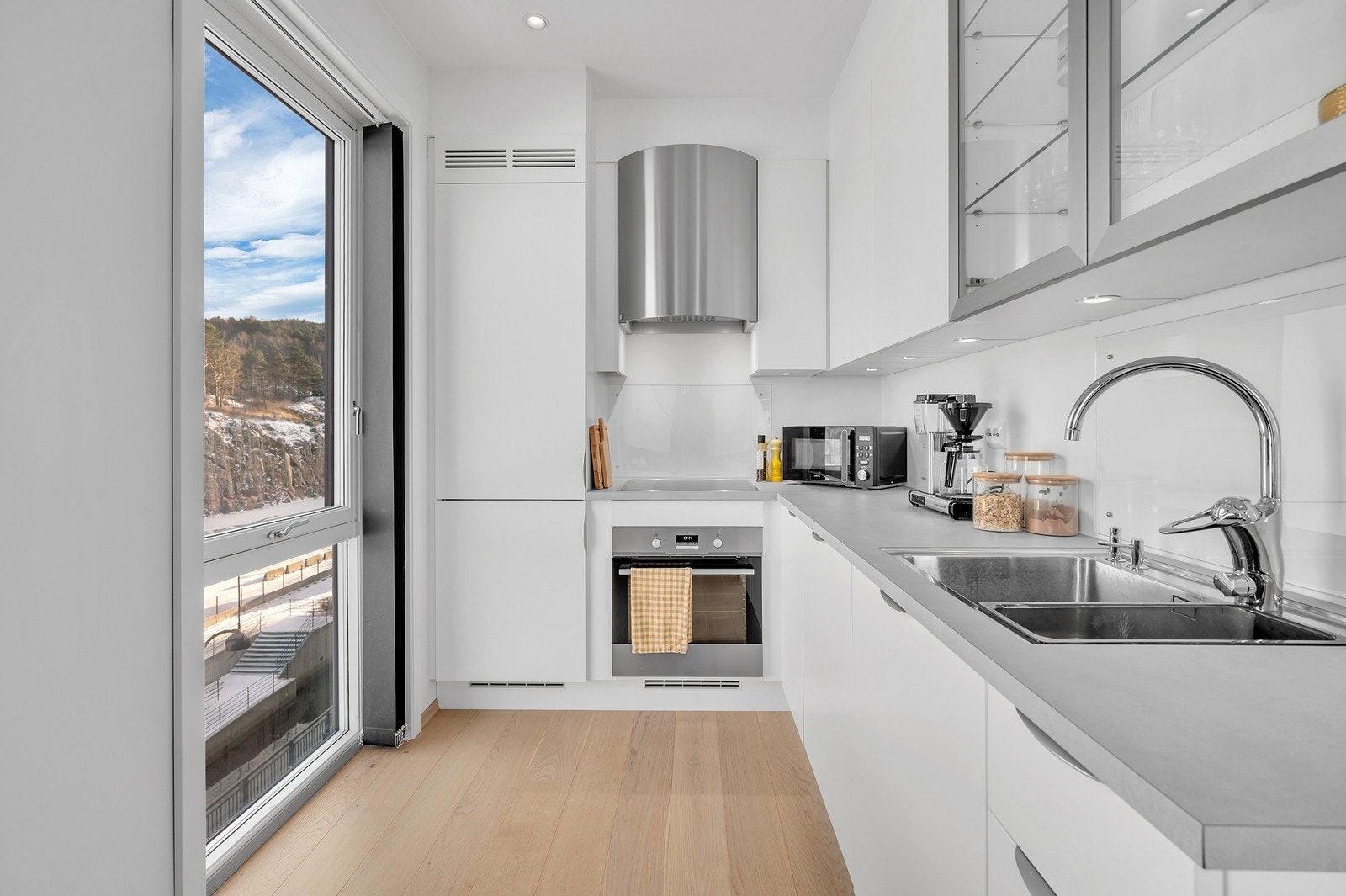 Strai kjøkken med god skap- og benkeplass. Galleribilde