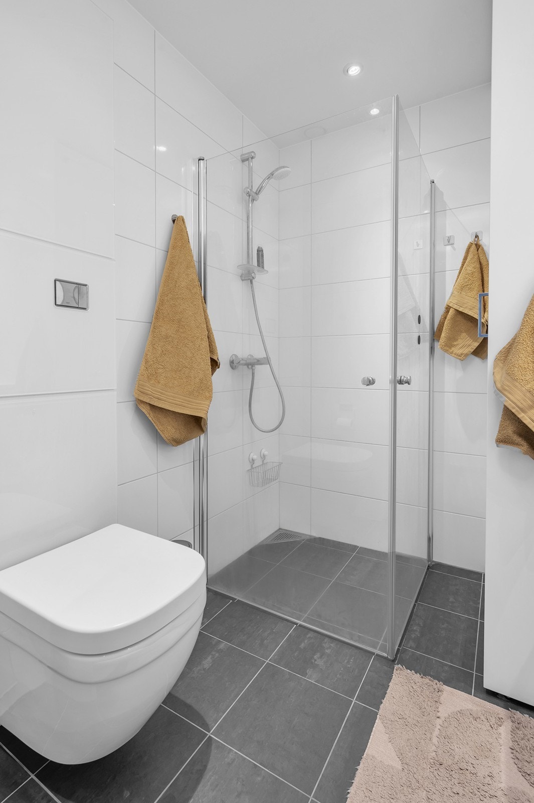 Flott bad/vaskerom med fliselagt gulv og vegger. Spotter i tak. Galleribilde