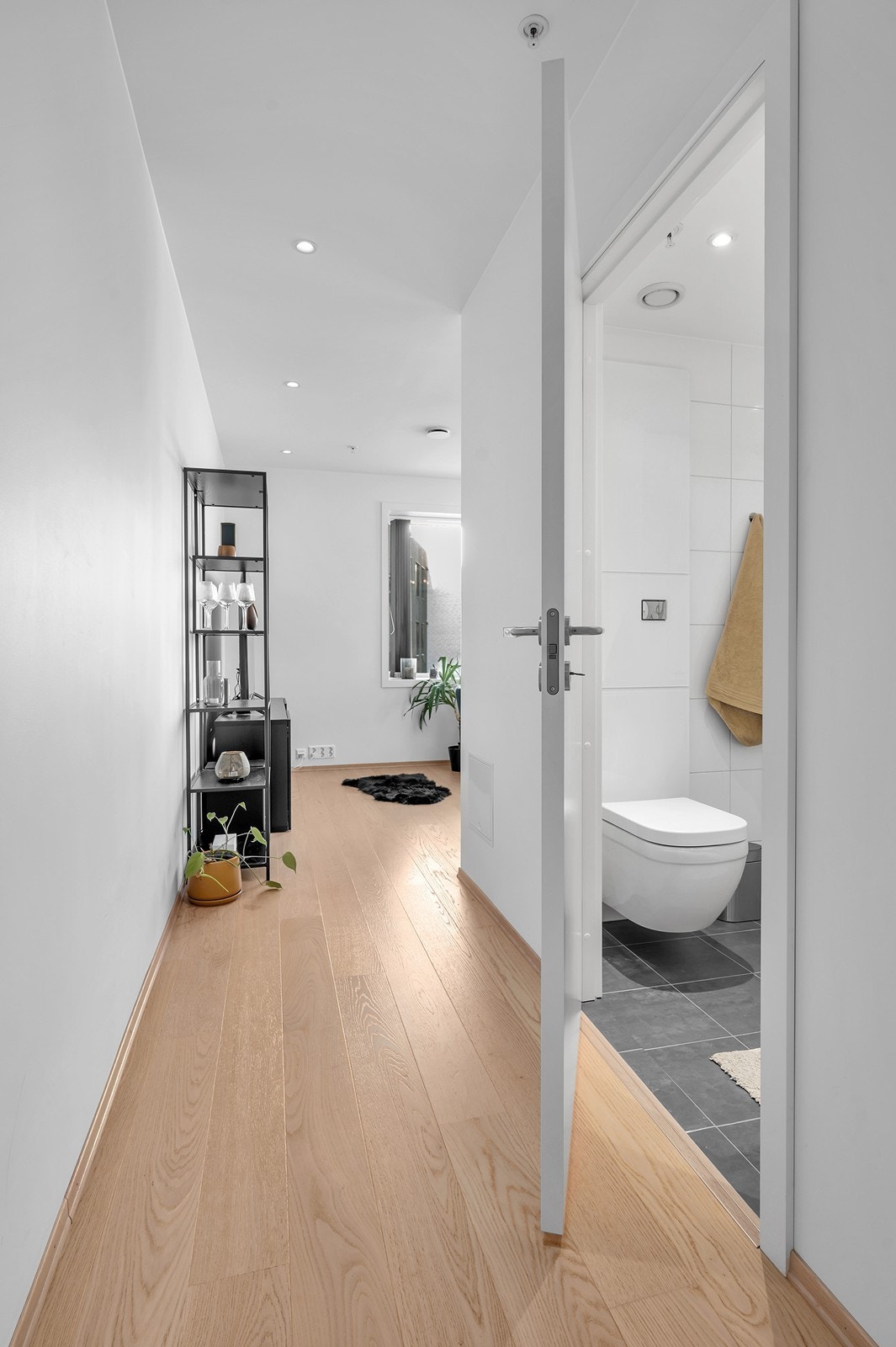 Leiligheten er utstyrt med vannbåren gulvvarme og balansert ventilasjon. Galleribilde