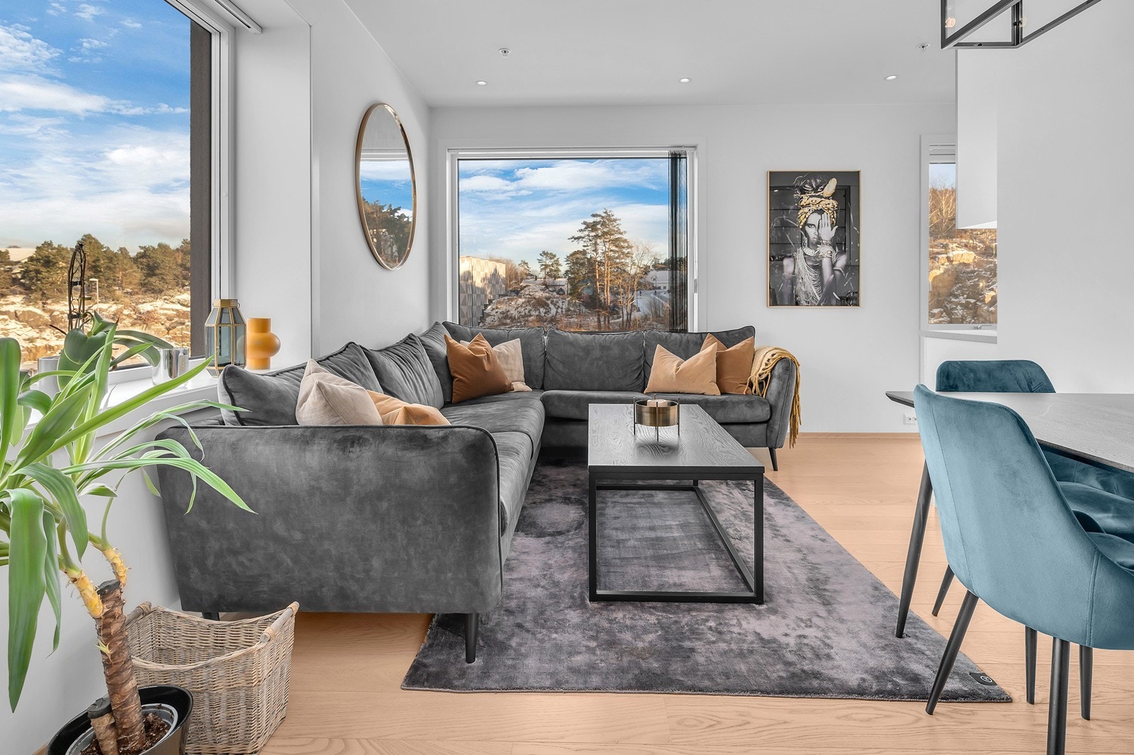 Store vindusflater som gir rikelig med lysinnslipp og flott utsyn mot kanalen. Galleribilde