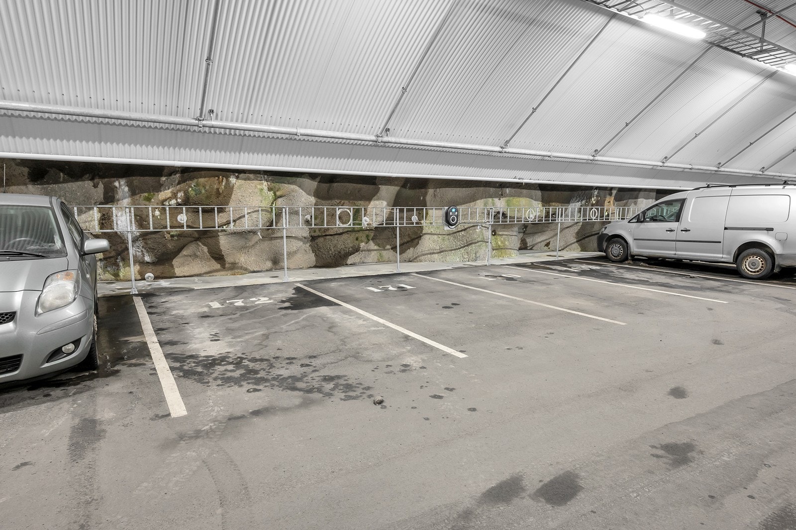 Mulighet til å kjøpe fast parkeringsplass i fjellhallen. Dette kommer i tillegg til kjøpesum. Parkeringsplass nr. 172. Galleribilde