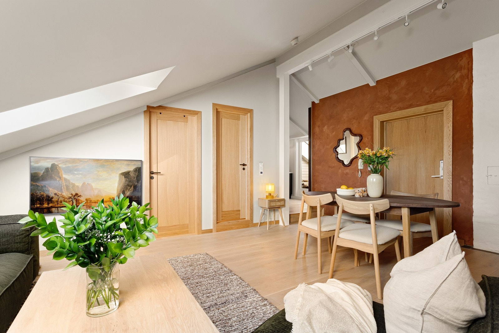 I alle oppholdsrom er det delikat eikeparkett, og boligen er oppgradert med nye innerdører Galleribilde