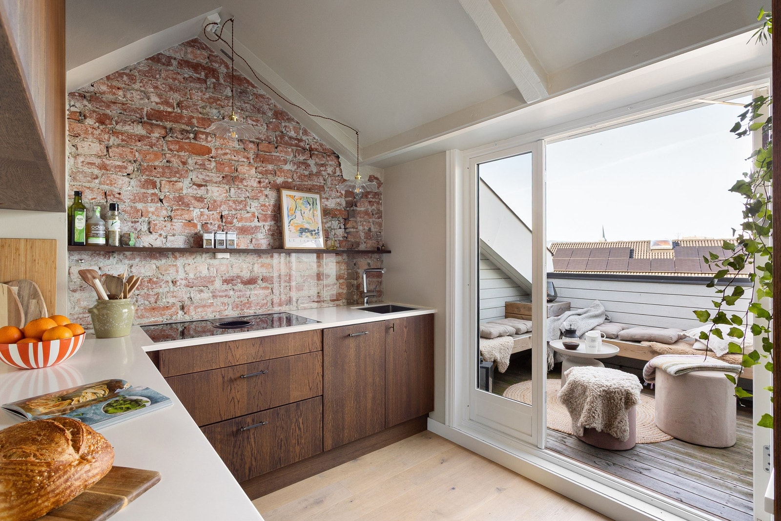 Kjøkkenet har en eksponert teglsteinsvegg som gir rommet karakter og lar et lite ekko av loftets opprinnelige historie fra 1888 leve videre Galleribilde