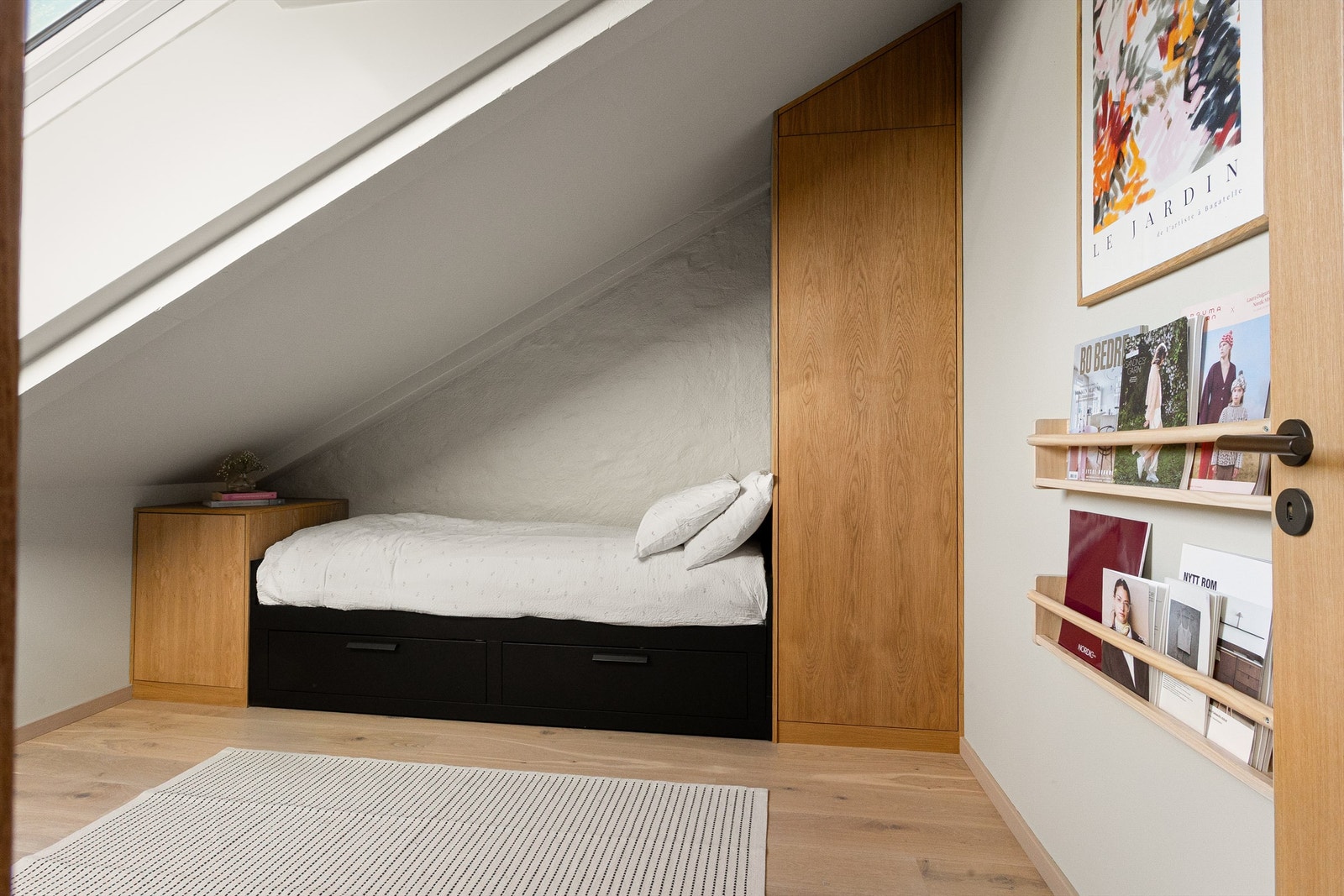 Soverom II har en plassbygget seng med tilhørende garderobeskap, noe som gir en arealeffektiv og praktisk løsning Galleribilde