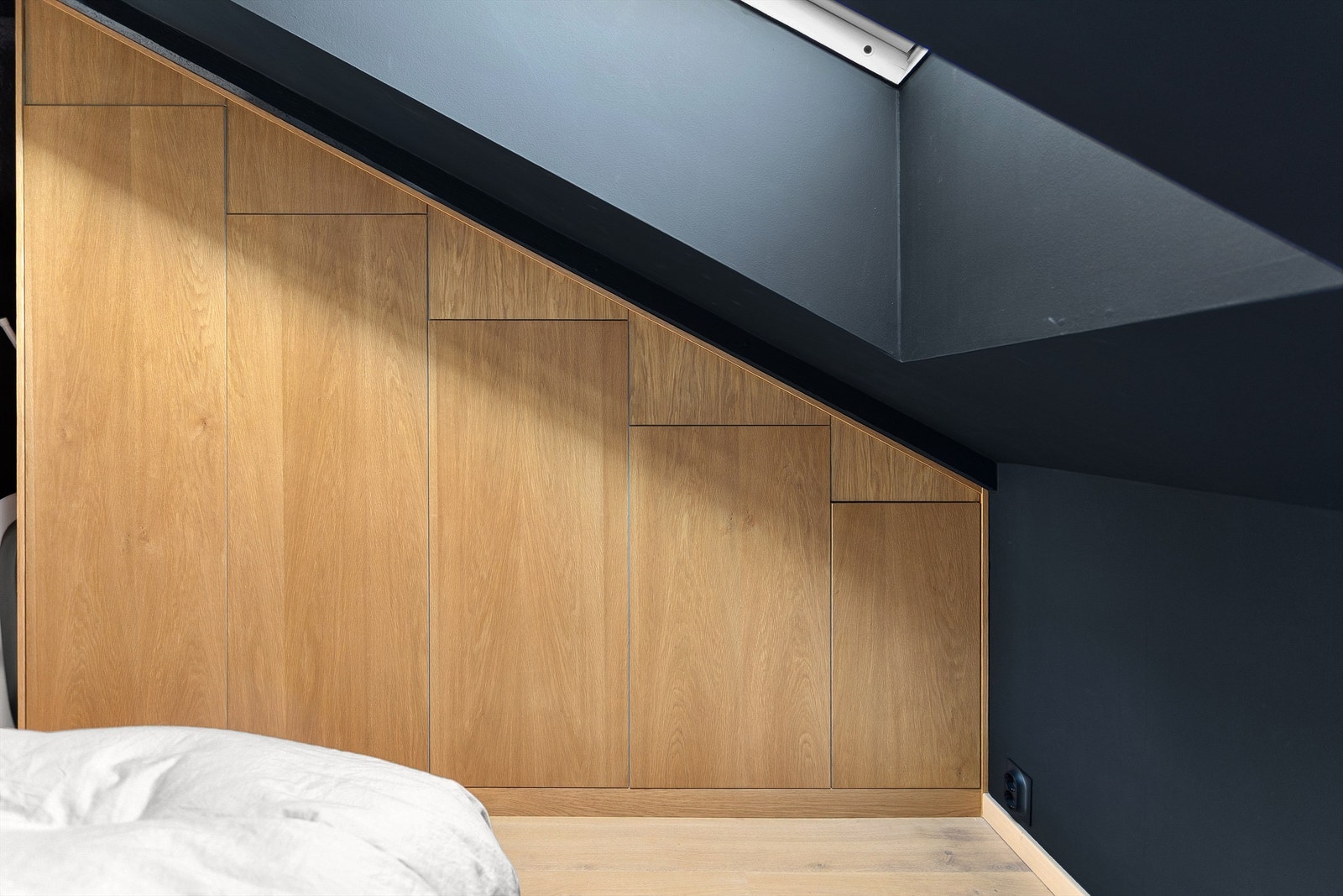 Rommet har praktiske plassbygde skap, som gir rikelig med lagringsplass Galleribilde