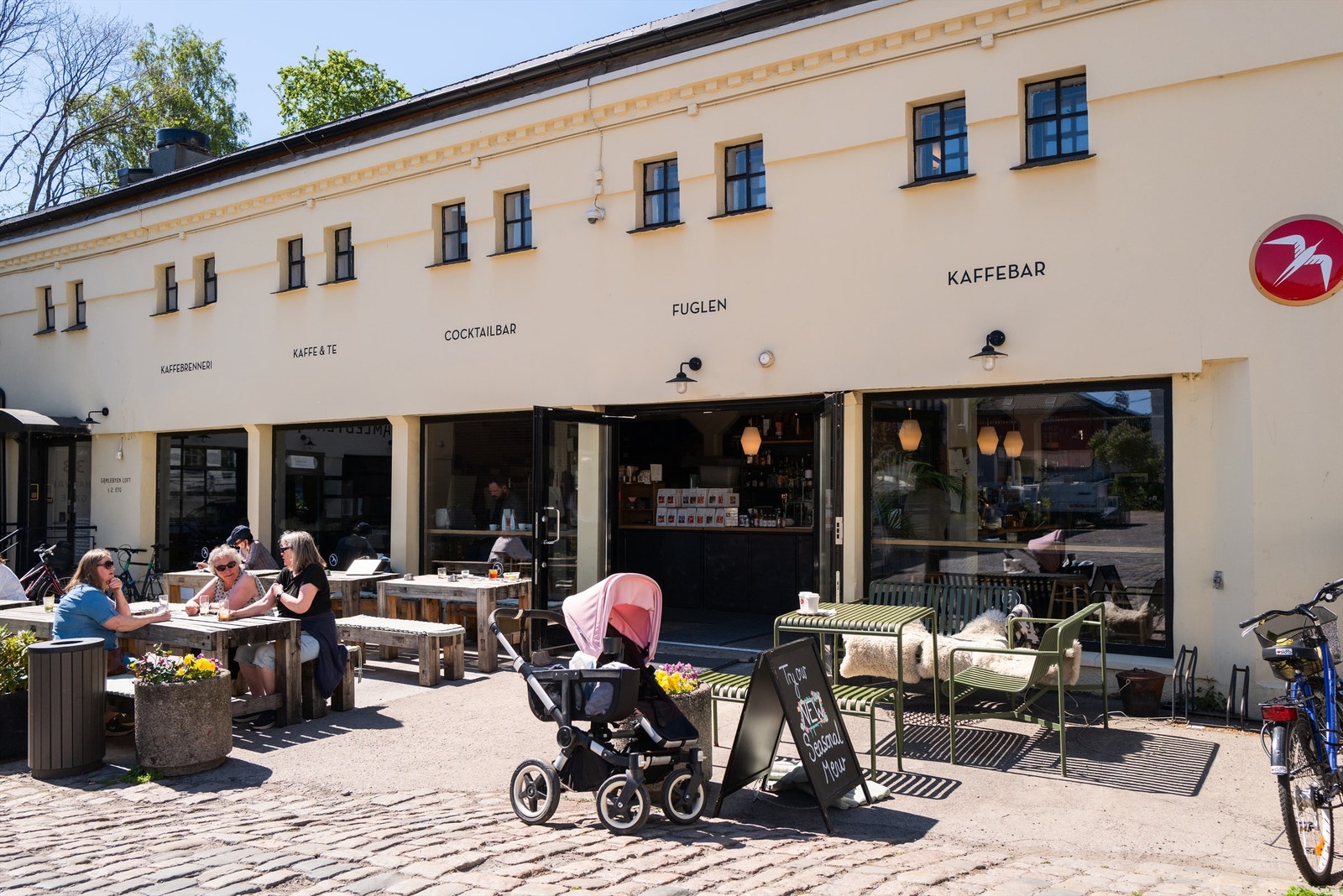 Fuglen Coffee Roasters ligger en liten spasertur bort, og har nydelig kaffe på dagtid og cocktailer kveldstid Galleribilde