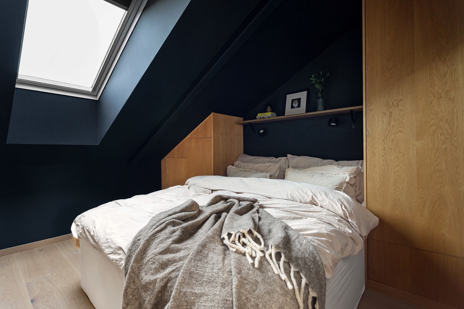 Hovedsoverommet er romslig, med sjarmerende skråtak og takvinduer som gir en lun stemning Galleribilde