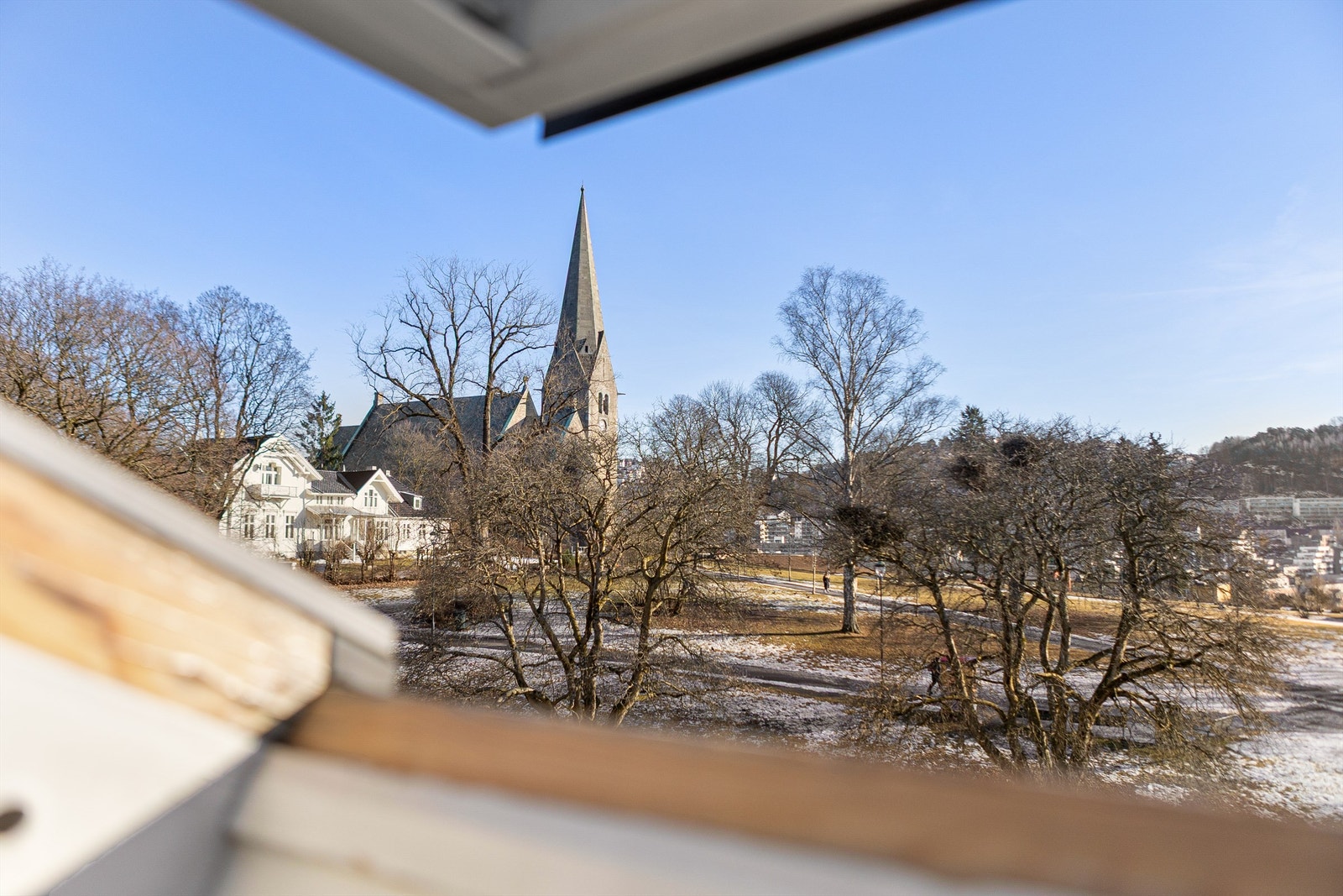 Leiligheten ser ut over Vålerenga park, en frodig oase med majestetiske Vålerenga kirke i sentrum Galleribilde