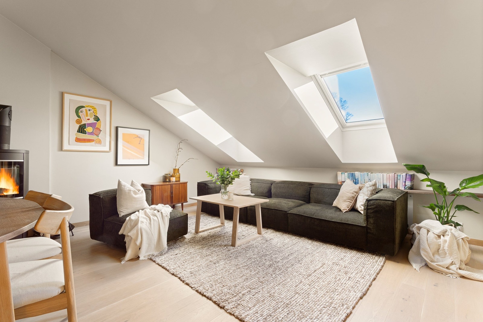 De sjarmerende takvinduene gir en særegen karakter til rommet Galleribilde