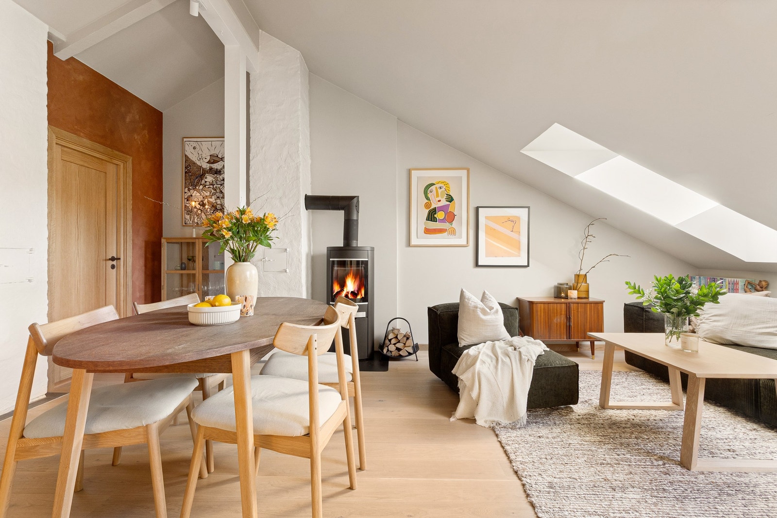 Simen Grevskott v/ Krogsveen Hasle har gleden av å presentere en særegen loftsleilighet i Danmarks gate 8A. Foto: Henrik Eriksen v/Fotostallen Galleribilde