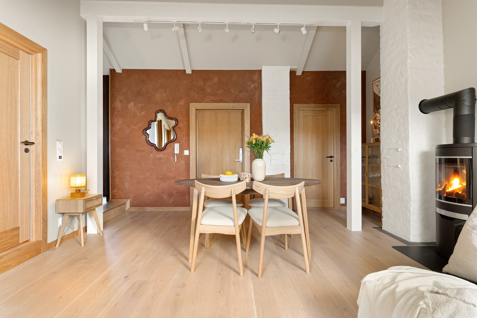 Her har man generøs takhøyde, rene linjer og en luftig romfølelse hvor lys og materialer får spille hovedrollen Galleribilde