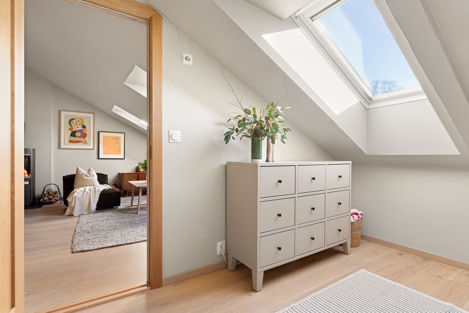 Også her gir de sjarmerende takvinduene en helt spesiell stemning til rommet Galleribilde